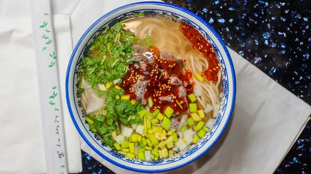 Foto von Handgezogene Lanzhou Lamian-Nudeln – fertig angerichtet