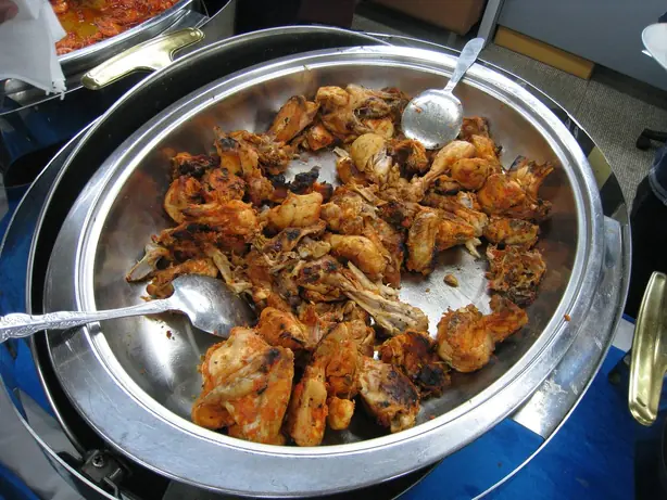 Foto von Ayam Bumbu Rujak (Javanisches Grillhähnchen) – fertig angerichtet