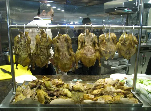 Foto von Ayam Betutu (Balinesisches Würz-Hähnchen) – fertig angerichtet