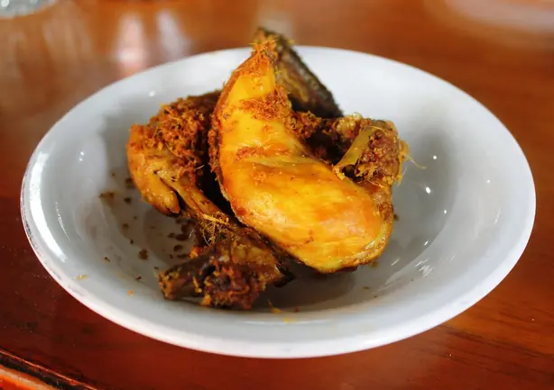 Foto von Ayam Goreng (Indonesisches Brathähnchen) – fertig angerichtet