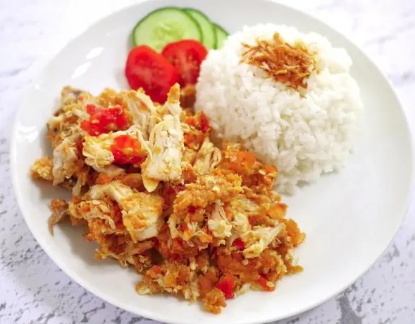 Foto von Ayam Geprek (Knuspriges indonesisches Smash-Hähnchen) – fertig angerichtet
