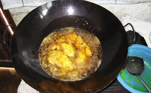 Ayam goreng (2) – Foto: Wagino 20100516 (CC BY-SA 3.0)