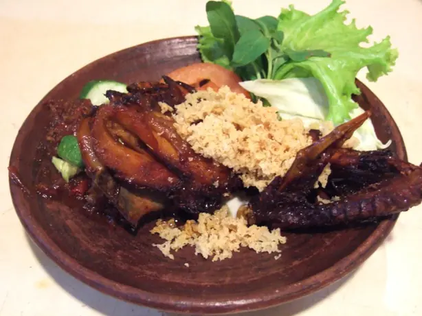 Foto von Ayam Goreng Kalasan (Javanisches Kokos-Brathähnchen) – fertig angerichtet