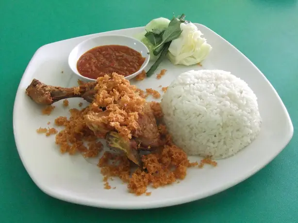 Ayam goreng Kalasan (ayam kampung) Ayam Goreng Prambanan Bali – Foto: Midori (CC BY 3.0)