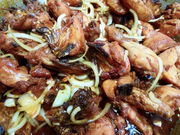 Foto von Ayam Masak Kicap (Malaiisches Hähnchen in Sojasauce) – fertig angerichtet