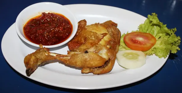 Foto von Ayam Penyet (Indonesisches zertrümmertes Hähnchen) – fertig angerichtet