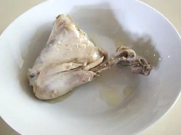 Foto von Ayam Pop (Helles indonesisches Backhähnchen) – fertig angerichtet