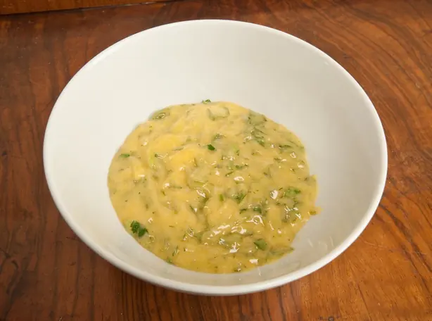 Foto von Klassische Sauce Béarnaise – fertig angerichtet
