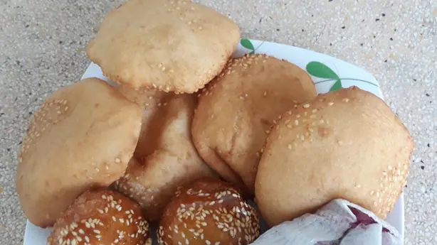 Foto von Bánh Tiêu (Vietnamesische hohle Sesam-Donuts) – fertig angerichtet
