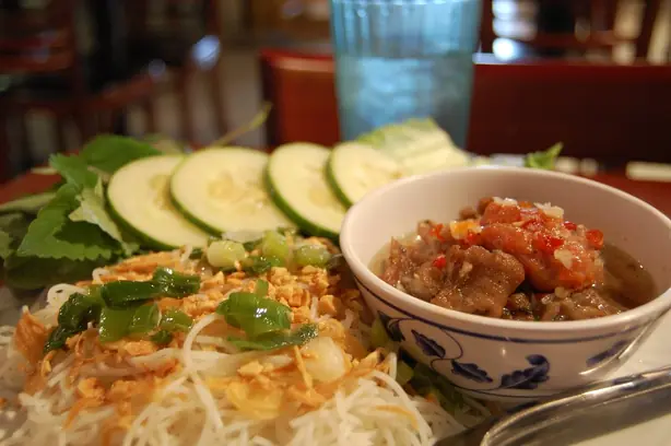 Foto von Bún chả - Vietnamesisches Grillfleisch mit Reisnudeln – fertig angerichtet