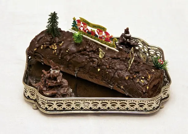 Foto von Bûche de Noël (Französischer Weihnachtsbaumstamm) – fertig angerichtet