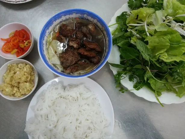 Foto von Bún chả (Hanoianischer gegrillter Schweinefleisch-Nudelsalat) – fertig angerichtet