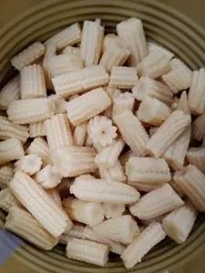 Foto von Gebratener Baby-Mais mit Knoblauch und Sojasauce – fertig angerichtet