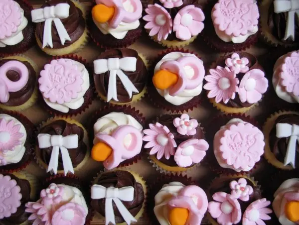 Baby Shower Cupcakes (3542700192) – Foto: Clever Cupcakes from Montreal, (CC BY 2.0)