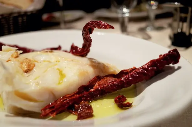 Foto von Baccalà alla lucana (Stockfisch mit knusprigen Paprikaschoten) – fertig angerichtet