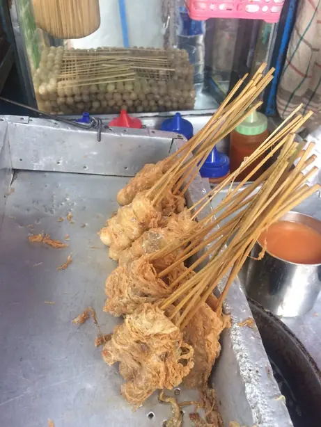 Foto von Cilok (Indonesische Tapiokakugeln in Erdnusssauce) – fertig angerichtet