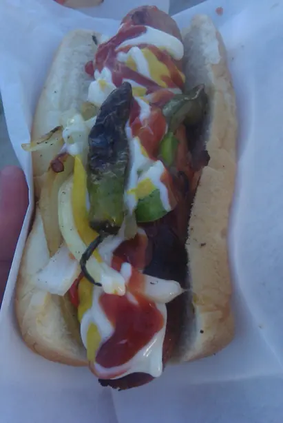 Foto von Danger Dog (Bacon-Wrapped Street Dog) – fertig angerichtet