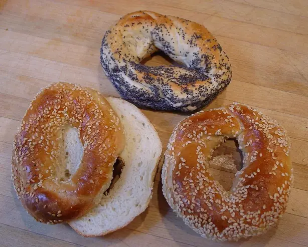 Bagels-Montreal-REAL – Foto: Garyperlman at English Wikiped (PUBLIC DOMAIN)