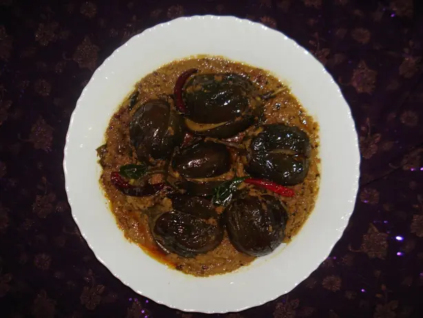 Foto von Baghaar-e-Baingan (Hyderabadi Auberginen-Curry) – fertig angerichtet