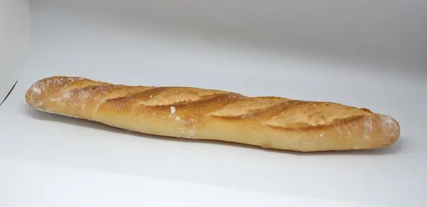 Foto von Klassisches französisches Baguette (Baguette de tradition) – fertig angerichtet