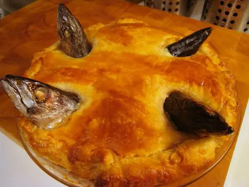 Foto von Stargazy Pie (Kornische Fischpastete) – fertig angerichtet