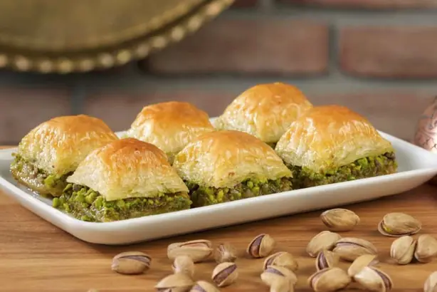 Foto von Traditionelles Baklava mit Pistazien und Walnüssen – fertig angerichtet