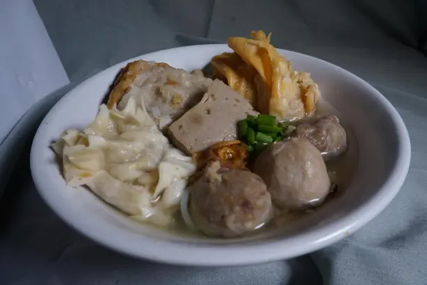 Foto von Bakso – Indonesische Fleischbällchen-Suppe – fertig angerichtet