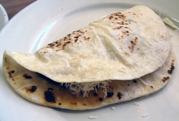 Foto von Honduranische Baleada Especial – fertig angerichtet