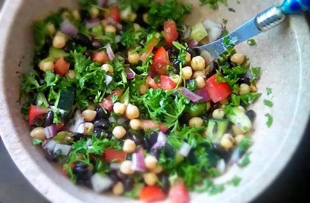 Foto von Klassischer Drei-Bohnen-Salat (Three-Bean Salad) – fertig angerichtet