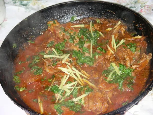 Foto von Klassisches Birmingham Balti Curry – fertig angerichtet