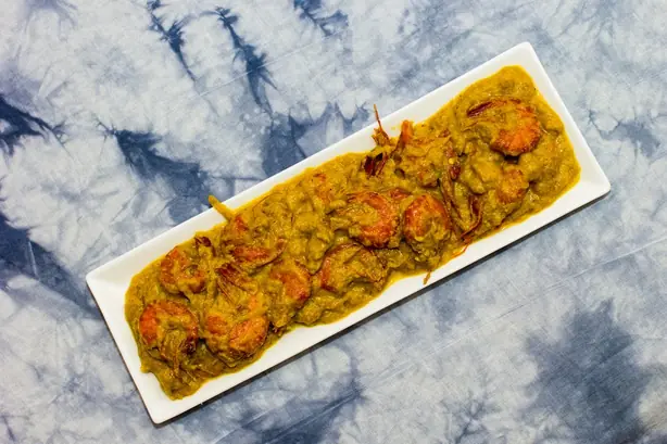 Foto von Sorshe Ilish (Hilsa-Fisch in scharfer Senfsauce) – fertig angerichtet