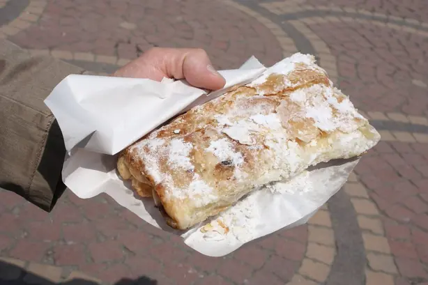 Foto von Traditionelle Bulgarische Baniza – fertig angerichtet