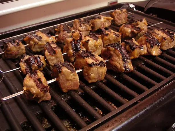 Foto von Traditionelles Churrasco mit Chimichurri – fertig angerichtet