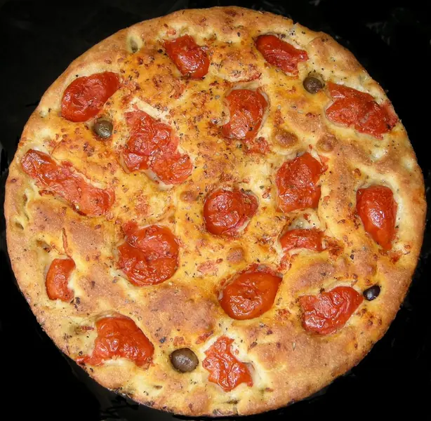 Foto von Klassische italienische Focaccia (Genueser Art) – fertig angerichtet