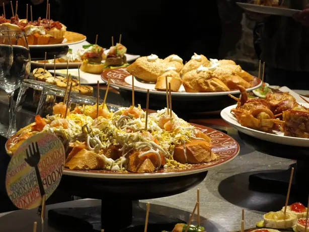 Foto von Baskische Pintxos (Pinchos) – Klassische Häppchen-Variation – fertig angerichtet