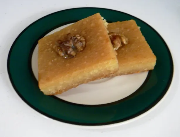Foto von Basbousa (Ägyptischer Grießkuchen) – fertig angerichtet