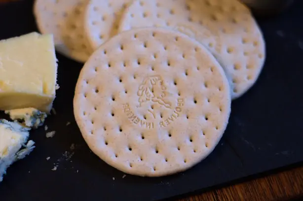 Foto von Bath Oliver Biscuits – fertig angerichtet