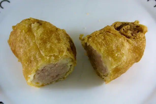 Foto von Battered Sausage (Wurst im Backteig) – fertig angerichtet