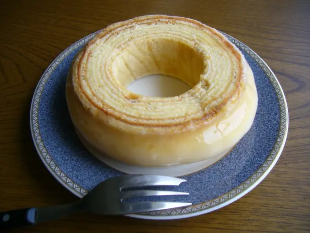 Foto von Klassischer Baumkuchen (Schichttorte) – fertig angerichtet