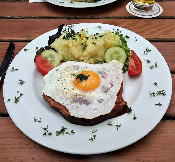 Foto von Klassischer Bayrischer Leberkäse (Fleischkäse) – fertig angerichtet