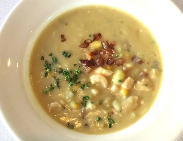 BC Seafood and corn chowder, consisting of salmon, clams, scallops, shrimp, potatoes, leeks, and fresh herbs – Foto: ppacificvancouver (CC BY 2.0)