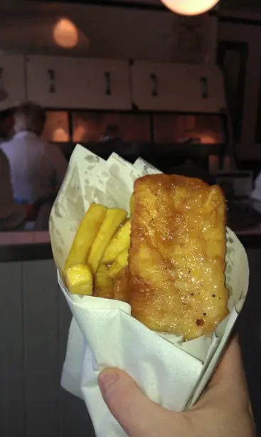 Foto von Klassisches Fish and Chips – fertig angerichtet