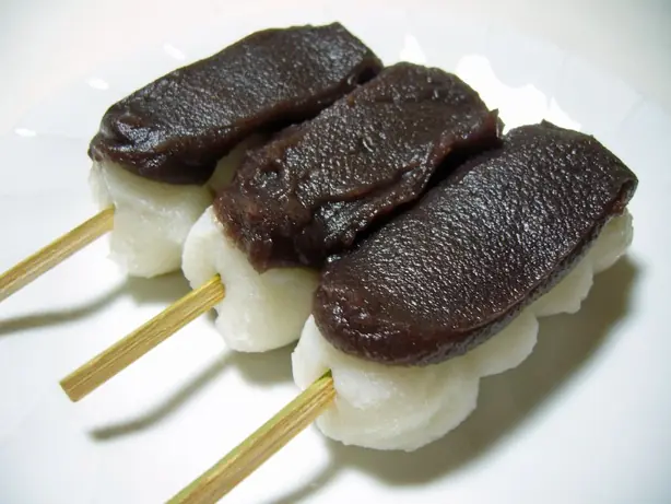 Foto von Klassische Japanische Dango (Mitarashi-Stil) – fertig angerichtet