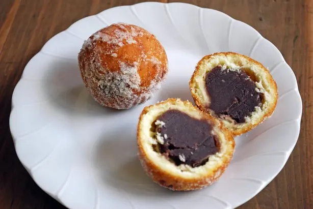Foto von An-Donut (Japanischer Hefe-Donut mit Roter Bohnenpaste) – fertig angerichtet