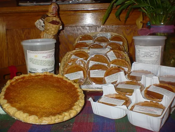 Foto von Klassischer Bean Pie (Bohnen-Custard-Kuchen) – fertig angerichtet