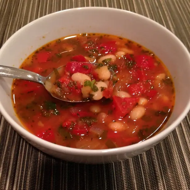 Foto von Bulgarische Bohnensuppe (Bob Tschorba) – fertig angerichtet