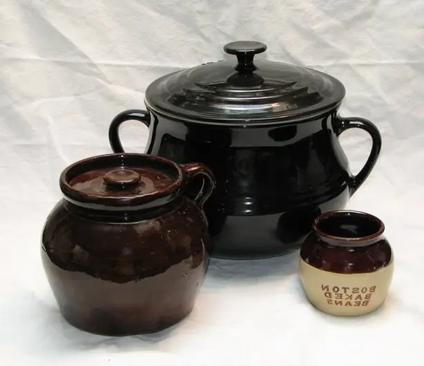 Foto von Traditionelle Bostoner Backbohnen (Boston Baked Beans) – fertig angerichtet