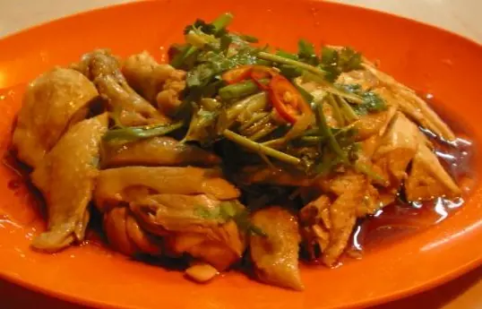 Foto von Ipoh Bean Sprouts Chicken (Ayam Tauge) – fertig angerichtet