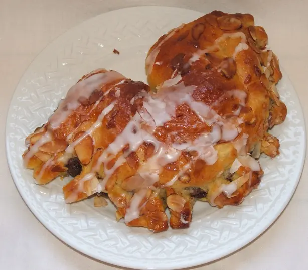 Foto von Klassische Bärenklauen (Bear Claws) – fertig angerichtet
