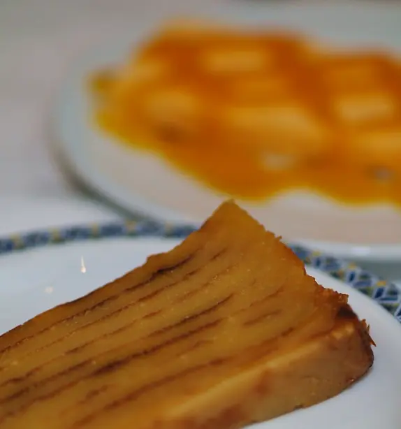 Foto von Bebinca (Goanischer Schichtenkuchen) – fertig angerichtet